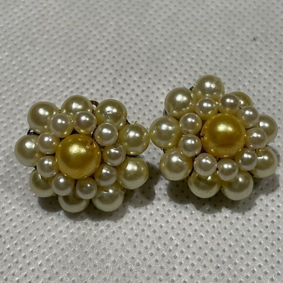 Vintage clip on earrings - Picture 1 of 4